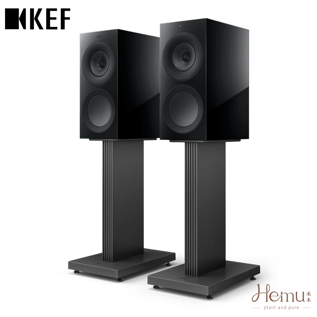 KEF R3 Meta 拋光黑書架揚聲器側面與腳架,展現 Uni-Q 同軸共點技術