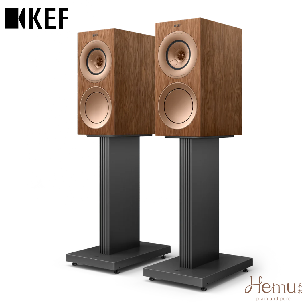 KEF R3 Meta 木紋書架揚聲器側面與腳架,展現 Uni-Q 同軸共點技術
