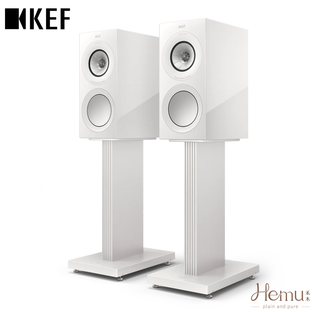 KEF R3 Meta 拋光白書架揚聲器側面與腳架,展現 Uni-Q 同軸共點技術