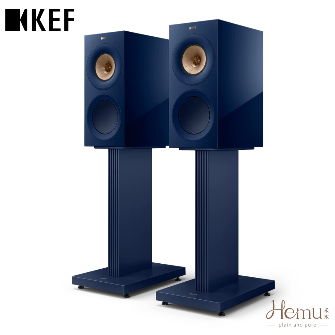 KEF R3 Meta 亮面靛藍特別版書架揚聲器側面與腳架,展現 Uni-Q 同軸共點技術