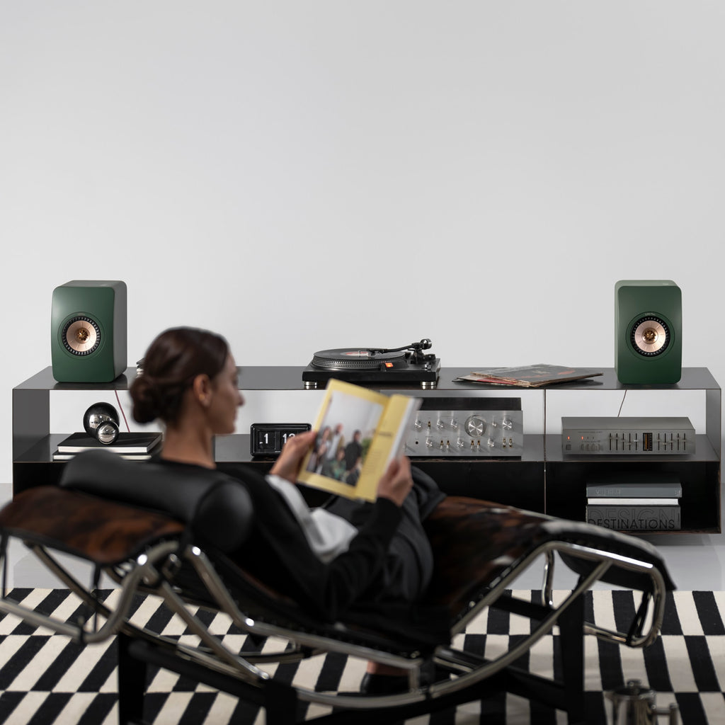 KEF LS 系列無線串流喇叭指南封面 - KEF LS50 Meta 書架喇叭生活照